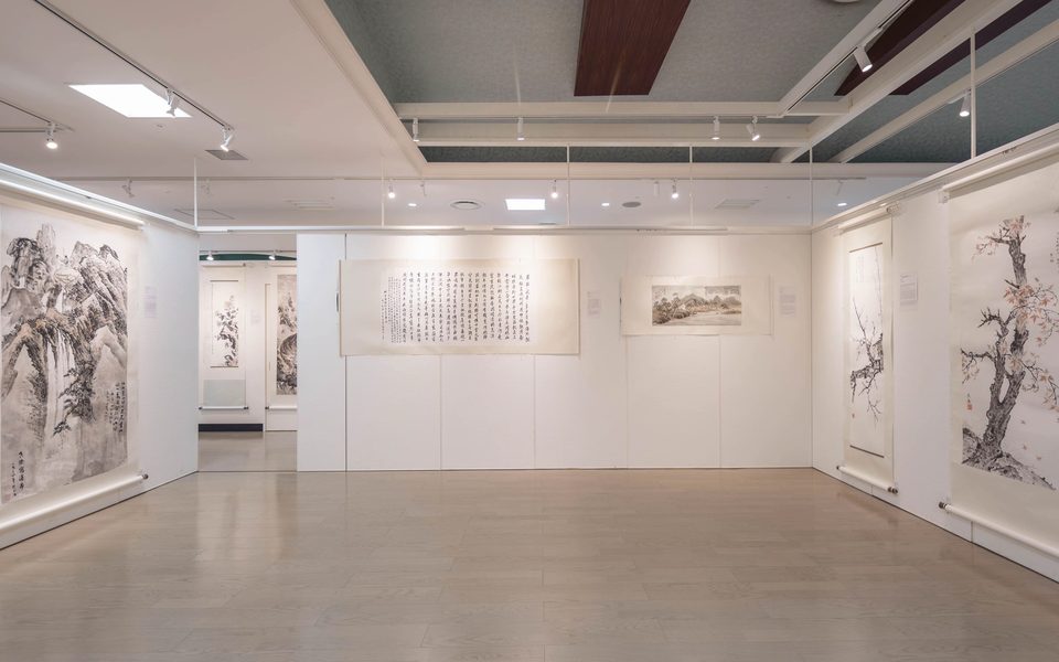 書画作品を展示した展覧会会場