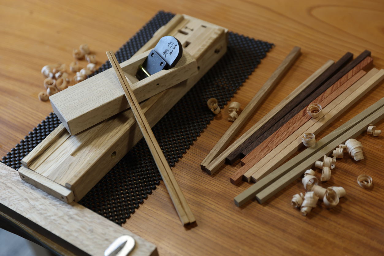 お箸作り体験で使用する木と道具