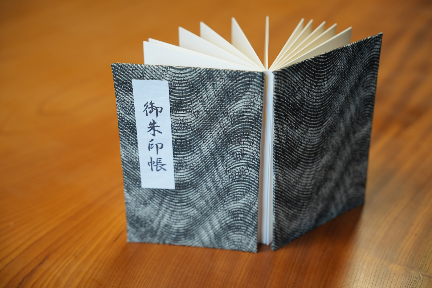 色鮮やかな友禅和紙を使った御朱印帳