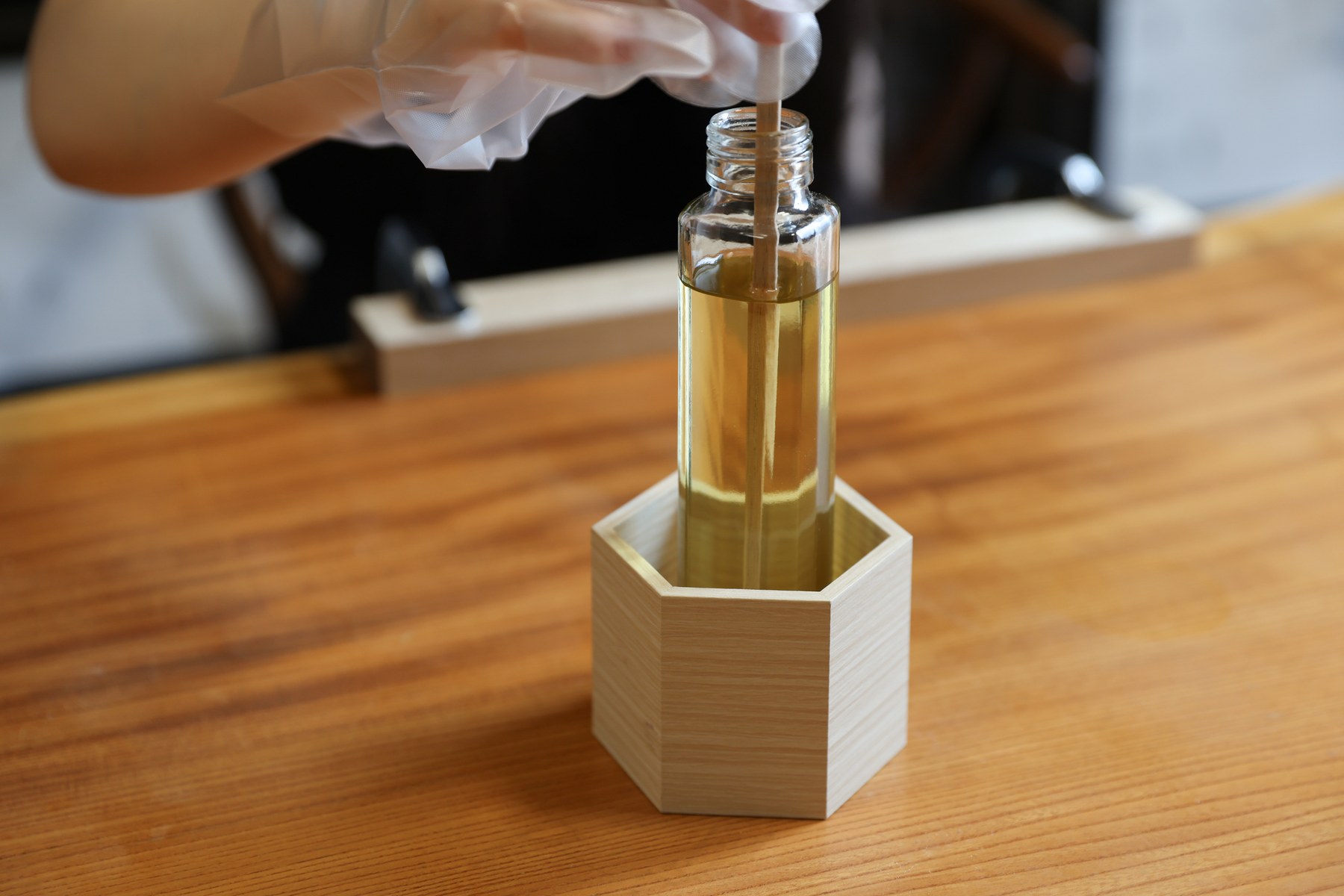 色や木目の異なるお箸作り用の銘木